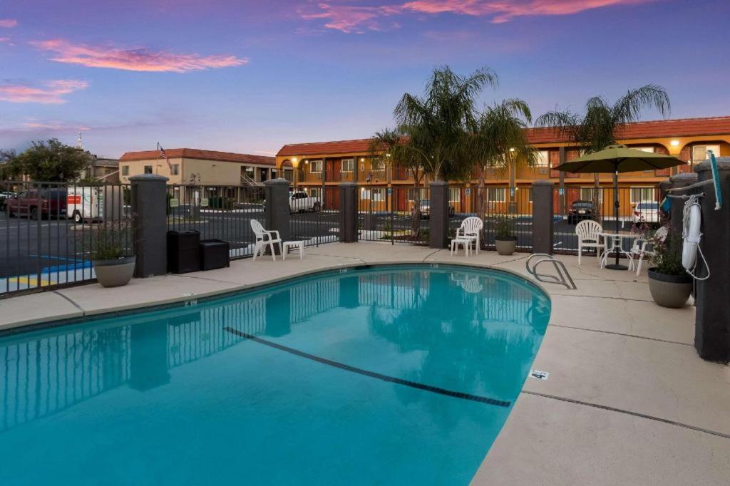 Quality Inn Redding near I-5 Main image 1